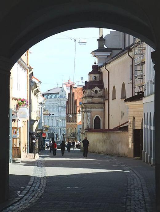 TAG VILNIUS Der Stadtrundgang in Vilnius führt durch die Altstadt des "Jerusalem des Nordens," durch schmale, mittelalterliche Gassen mit gemütlichen Hinterhöfen zum Stadttor Ausros Vartei mit der