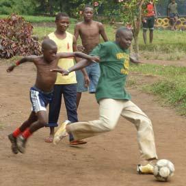 Damit war bei uns auch wieder für Feuerholz gesorgt. Wir lieben es, Fußball zu spielen, und manchmal spielen auch Mwalimu oder einige Besucher mit uns.