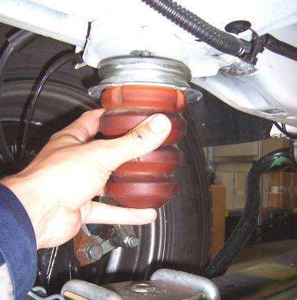 Stellen Sie sicher, dass das Bremsseils im Bremsseilhalteblech fest sitzt. Gegebenenfalls muss die Lasche etwas zugedrückt werden.