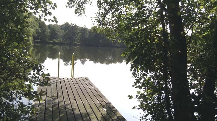 Der normale Badestrand liegt am südlichen Ufer des Sees und ist mit einer Abgrenzung zwischen Schwimmerbereich und Nichtschwimmerbereich ausgestattet.