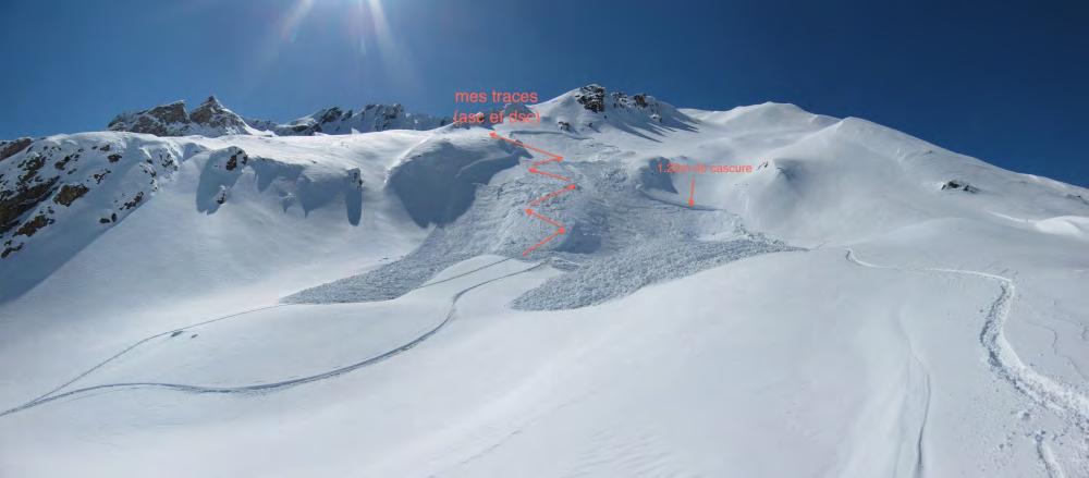 Abbildung 81: Die zweite, etwas kleinere Lawine mit den Aufstiegsspuren (rote Linien) und der maximalen Anrisshöhe von 1.2 m (Foto: B. Goepfert).