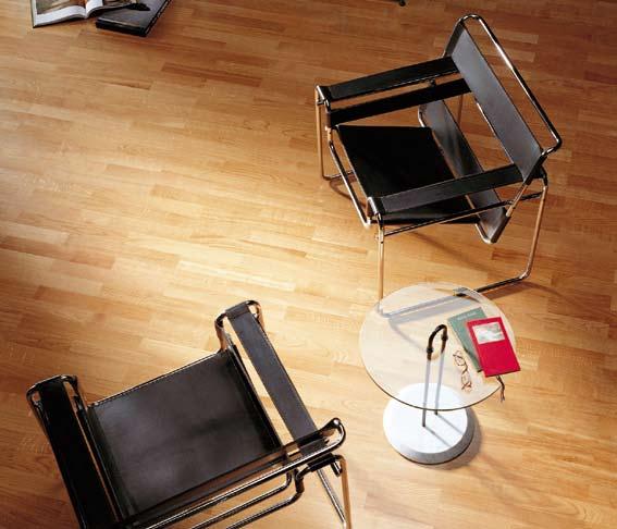 handwerkliche Oberflächen Viel Platz und wenige ausgesuchte Möbelstücke bringen den Raum perfekt zur Geltung.
