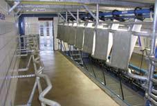 Durch die Auswahl des bestmöglichen Standwinkels, der Kuhplatzbreite und -länge kann die maximale Anzahl an Melkplätzen in einen vorhandenen Raum eingebaut werden.
