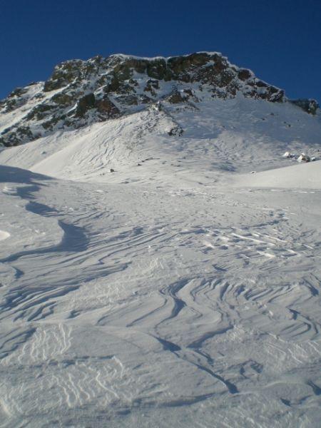 Nach stürmischen Nordwinden Windzeichnungen an der Schneeoberfläche