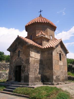 Kloster Saghmosavankh. Der armenische Name des Klosters kommt vom armenischen Wort Psalm. In seiner Blütezeit wurden im berühmten Skriptorium vor allem Psalterien geschrieben.