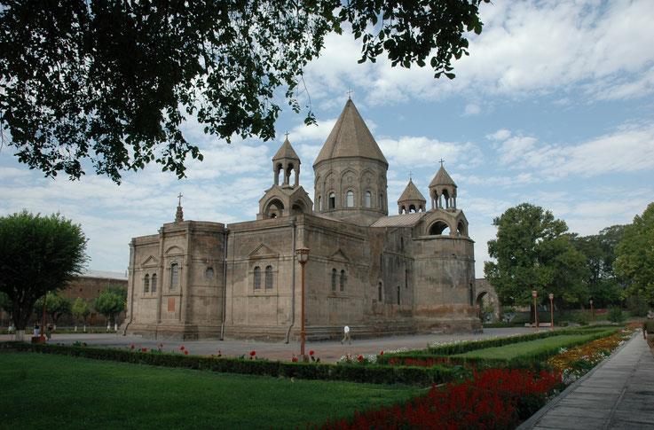 2. TAG / Mittwoch, 9. Mai Edschmiatsin - Zvarnoth Dieser Ort, darf auf keiner Armenien-Reise fehlen. Die Rede ist von Edschmiatsin, dem Vatikan Armeniens und Zvarnots, dem Ort der Engel.