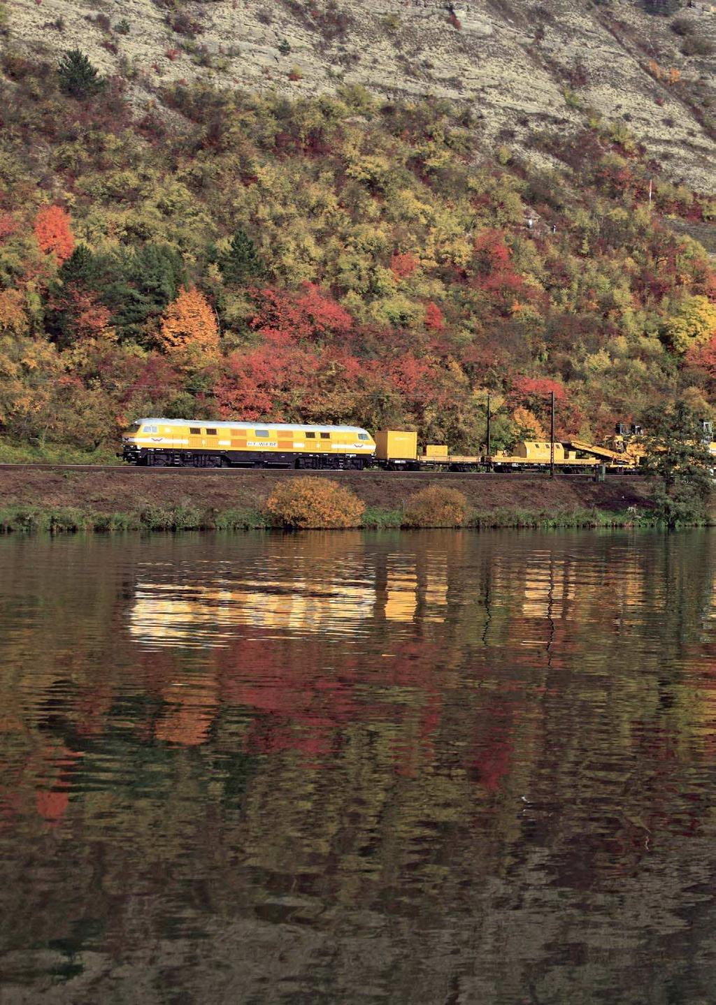 Herbst -Harmonie 2 Fast das ganze Jahr über ist der Wiebe-Gleisbauzug mit der V 320 001 (ex Bundesbahn-V 320 001/232 001) irgendwo auf dem deutschen Schienennetz unterwegs.