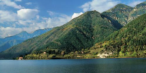 Die Wasserreserven des Trentino überstehen auch den heißesten Sommer Ein Pfahldorf aus der Frühzeit, ausgezeichnete Fisch-Restaurants, darüber das Tremalzo-Bike-Szenario das ist der Ledrosee.