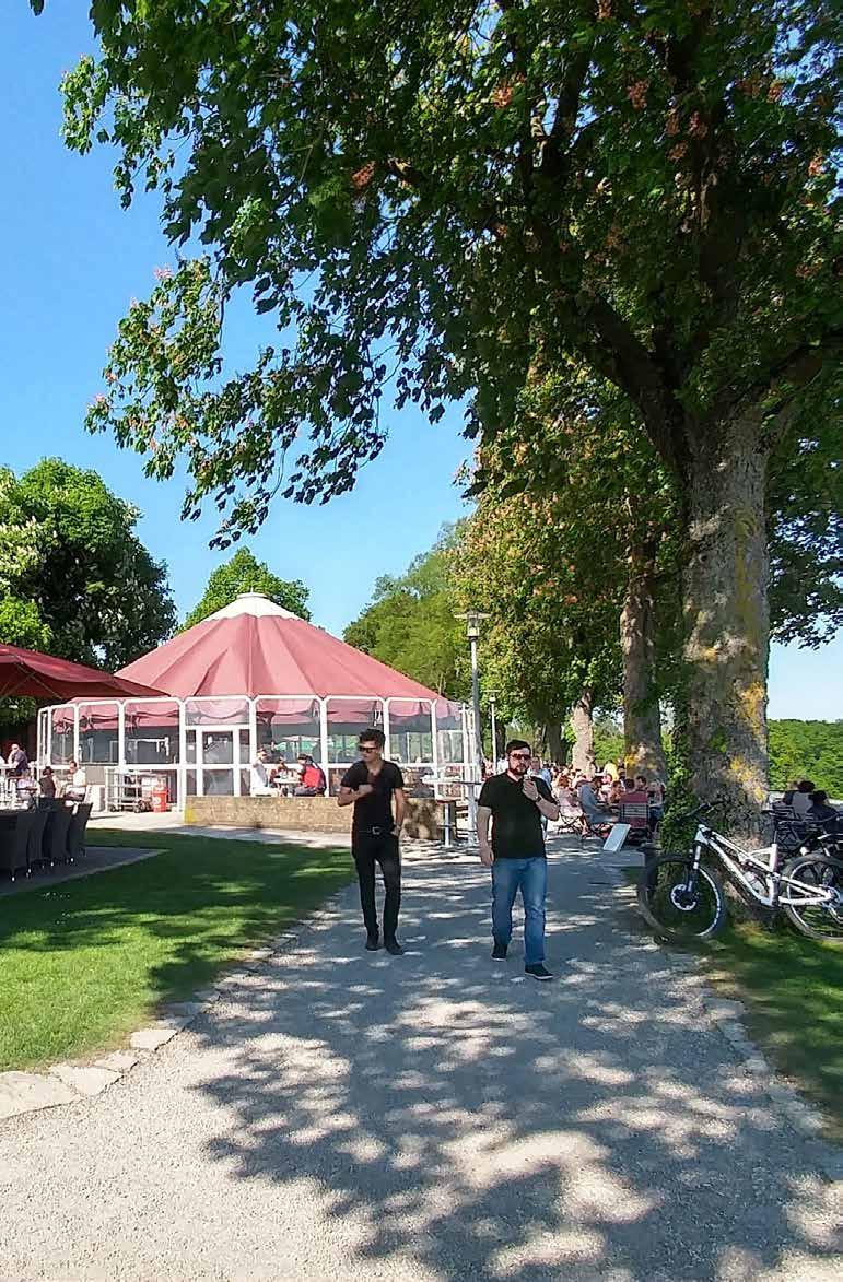 Wunderbares Ambiente Alter Baumbestand 800 Sitzplätze im Biergarten und um die Schirmbar Große