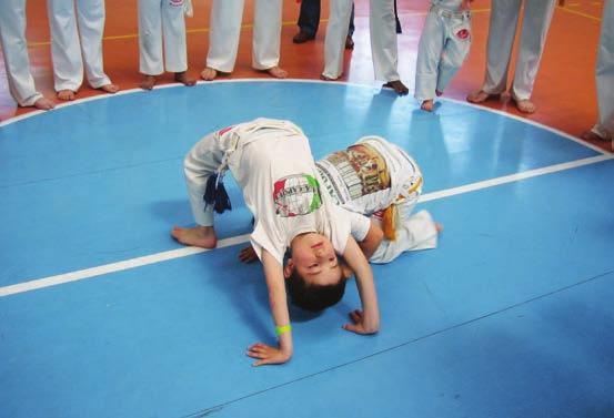 Capoeira Was ist Capoeira? Capoeira ist eine brasilianische Kampfkunst, die es versteht die Eleganz der tänzerischen Bewegung mit der Power der Kampfes und geschmeidiger Akrobatik zu verbinden.