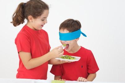 B.3) Blind schmecken VORBEREITUNG Diese Übung erfordert im Vorfeld das Wissen darüber, ob Schüler Nahrungsmittelallergien oder Unverträglichkeit haben.
