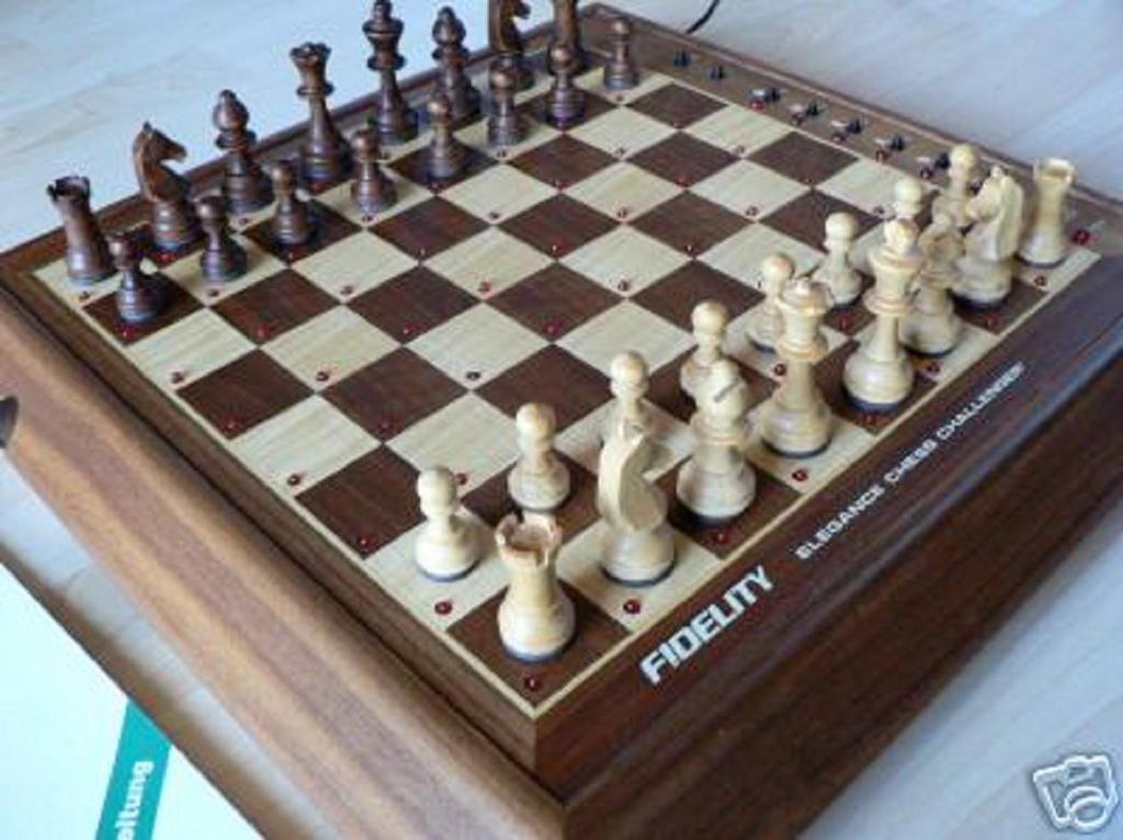 10-1984 [C-8401] Fidelity - Chess Challenger Elegance (second edition) Model 6085 of ook wel als AS12 op de markt verschenen.