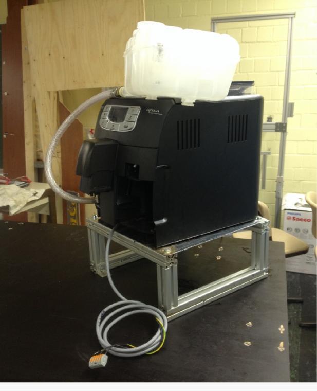 REALISIERUNG Kaffeevollautomat Unterkonstruktion ITEM Profil Abstand zur Theke erleichtert dem Roboter die Entnahme Überbrückung des