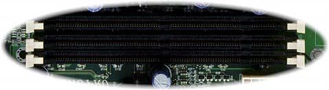 DIMM-Steckplatz Dieses Motherboard hat drei 168-polige DIMM-Steckplätze, in denen Sie PC100 oder PC133-Systemspeicher bis zu 1,5 GB einbauen können.