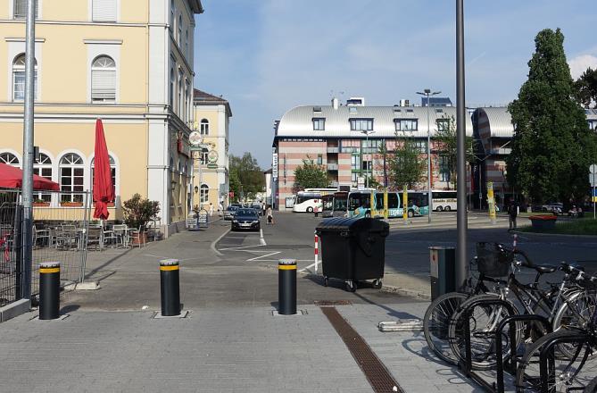 Bahnhofsvorplatz. Es bestehen noch Belagsmängel auf der westlichen Zufahrt. Fazit: Die Durchlässigkeit der Schillerstraße stellt für den Radverkehr eine bedeutende Verbesserung dar. 5.