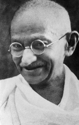 Gandhi und der gewaltlose Widerstand A1 Mohandas Karamchand Gandhi später mit dem Ehren-Namen «Mahatma» belegt, was so viel bedeutet wie «grosse Seele» ist einer der berühmtesten Widerstandskämpfer