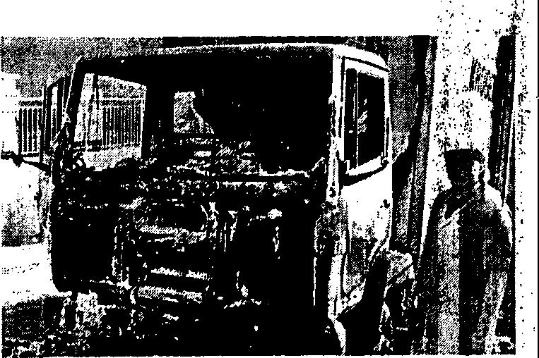 I I! I Junior-Chef Erwin Kröger neben einem der ausgebrannten Lastwagen: Die Täter hatten einen Brandsatz ins Führerhaus geworfen.