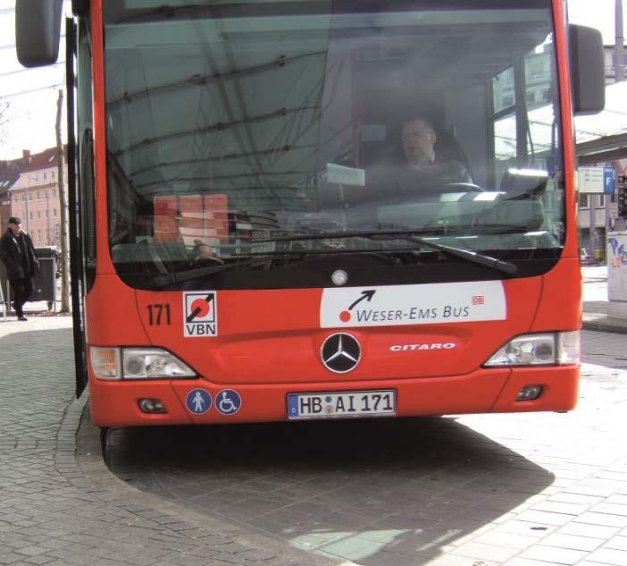 Ein- und Ausstieg Abbildung 14: Abgesenkter Bus Bei der Umsetzung der Barrierefreiheit gilt die Priorität auf lokaler Ebene den Stadtverkehren und im regionalen Netz den Linien der Bedienungsebene 1