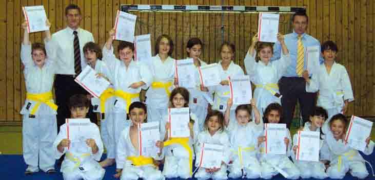 Judo Auf dem Weg zum schwarzen Gürtel Bei Makkabi besteht seit 1,5 Jahren eine Judoabteilung für Kinder und Jugendliche, die inzwischen ca. 25 Kinder zählt.