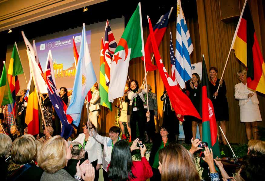 Weltweit Weltweit Über 600 Unternehmerinnen aus 42 Nationen zeigten Flagge beim 60. FCEM-Weltkongress in Berlin, darunter auch VdU-Präsidentin Stephanie Bschorr (2. v. r.