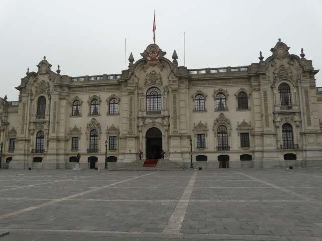 Lima liegt direkt am Pazifik und hier am Meer sind die beiden Stadtteile San Isidro und Miraflores entstanden, in die sich die finanzkräftigere Bevölkerung zurückgezogen hat.