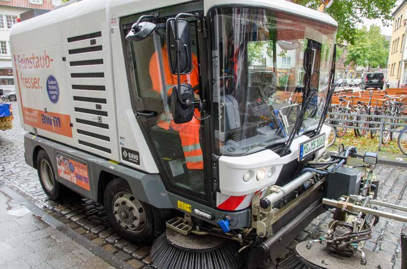 Stadt- & Straßenreinigung Abfallwirtschaftsbetriebe Münster Reinigt mehr als die Straße 2016 stellte Ravo eine Kehrmaschine vor, die im laufenden Betrieb die Luft von Feinstaub reinigen soll.