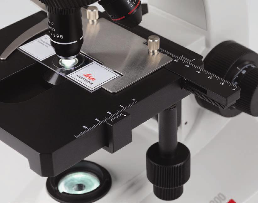 5 Leica DM100 Preisgünstiges Einstiegsmikroskop Fester Objekttisch mit Klemmen für präzise manuelle Probenhandhabung In den Objekttisch integrierte