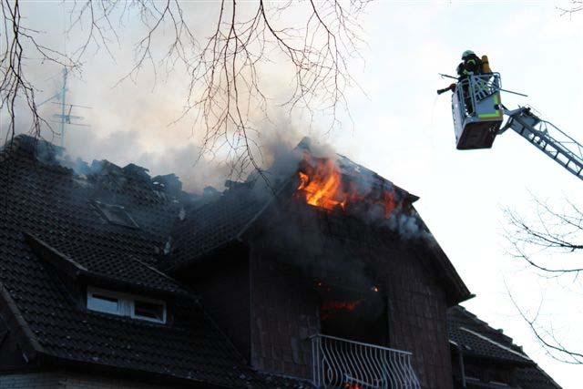 Bild: 003 Die Flammen zerstören das gesamte Obergeschoss, einschließlich