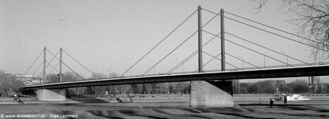Prüfungsteil II Aufgabe 1: Theodor-Heuss-Brücke Die Theodor-Heuss-Brücke in Düsseldorf ist eine sogenannte Schrägseilbrücke. Die Brücke wird von Seilen gehalten, welche an einem Mast aufgehängt sind.