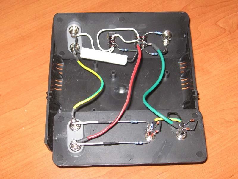 Ausgangsbuchsen zum Leistungsverstärker (Rot = Signal, Schwarz = Masse). Bild 2: Rückseite der ARTA-Messbox.