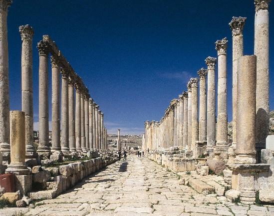 Tag, Sonntag: Amman Jerash Ajloun Amman (ca. 120 km) Heute fahren Sie zur wohl am besten und vollständigsten erhaltenen Stadt aus der römischen Zeit: Gerasa, heute Jerash genannt.