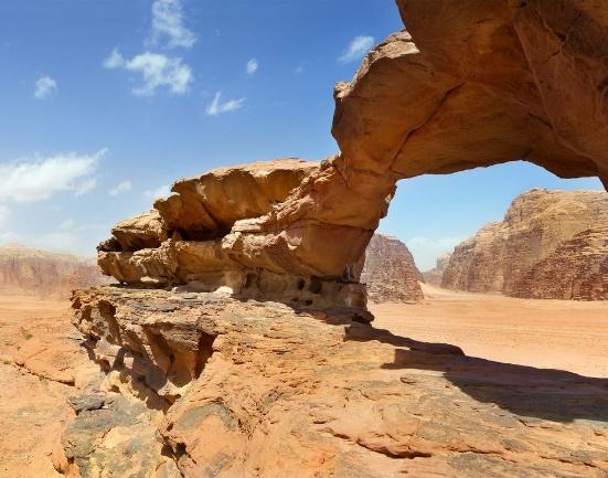 Unterirdische Korridore und Steinhallen sind durch eine massive Holztür zugänglich. Weiter geht es nach Petra.