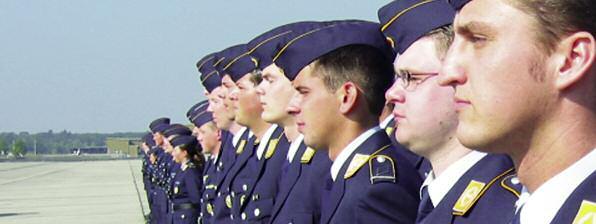 Dienstgrade und Besoldung Dienstgrade Beförderungen in der Laufbahn der Offiziere des Truppendienstes in der Luftwaffe Dienstgrad Flieger (OA) Dienstzeitvoraussetzung Mindestdienstzeit Einstellung