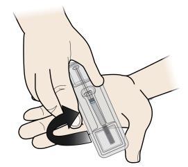 Drehen Sie den Einsatz um und drücken Sie leicht auf die Mitte der Rückseite des Einsatzes, damit die Spritze auf Ihre Hand fällt.