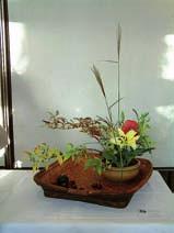 Kulturelle Bildung 136 Tagesseminar Ikebana - die japanische Blumensteckkunst Ikebana - lebende Blume - das künstlerische Arrangieren von überwiegend natürlichen Materialien.