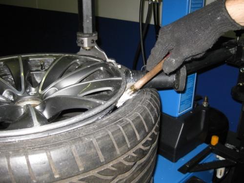 DEMONTAGE Achtung: Gewichte und Ventil entfernen. Luft aus Reifen vollständig ablassen. Abdrücken des Reifen.