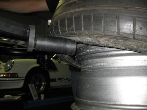 Achtung: Montageeisen nicht zu weit nach innen in den Reifen stecken (um Beschädigung zu vermeiden) Betätigen Sie das