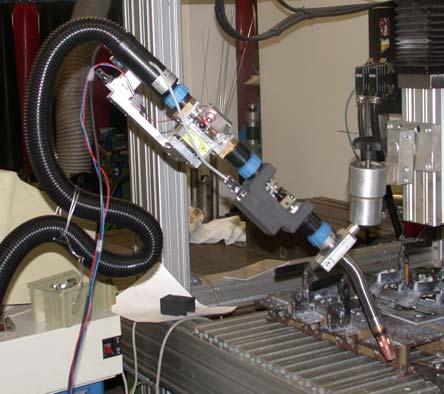 Die optische Messeinrichtung wurde in Drahtförderrichtung vor dem Planeten-Push-Pull-Antrieb (Bild 8) und die mechanische Messeinrichtung vor dem Vierrollen-Drahtantrieb der Stromquelle angeordnet.
