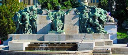 9/13 Welttelegrafendenkmal (Calciumsilikat, Beton), 1922, Helvetiaplatz, Bern von Giuseppe Romagnoli Das Welttelegrafen-Denkmal ist ein Denkmal mit Brunnen auf dem Helvetiaplatz vor dem Historischen