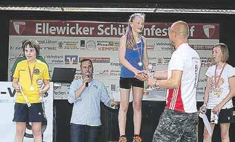 Siegerehrung Schülerlauf die Siegerliste der Männer trug sich der Niederländer Björn Demkes von AVA 70 Aalten ein.