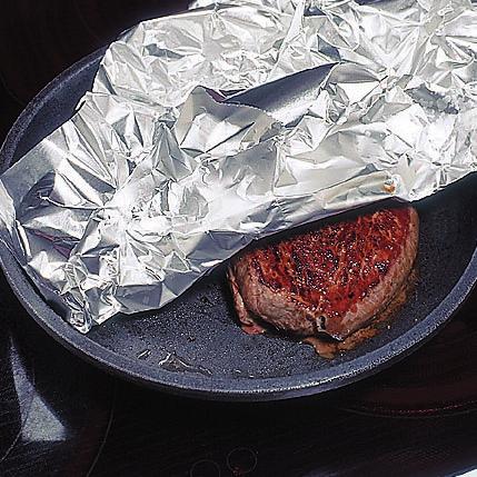 beginnt. Vor dem Servieren sollte das Steak noch einige Minuten rasten.