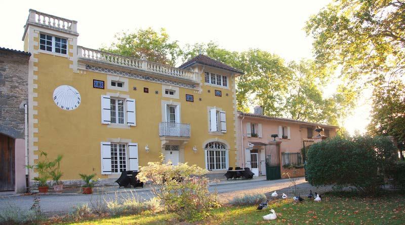 Liegenschaftsbeschrieb DAS ENSEMBLE UND SEINE UMGEBUNG Gepflegtes Anwesen mit mehreren historischen Bauten (ehemaliges Weingut).