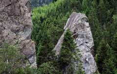 Für die durchwegs anspruchsvollen Kletterrouten ist die Mitnahme eines Bergführers ratsam. o.: Der Steg über den Zemmbach u.l.: Für die Klettergebiete im Naturpark wird ein Kletterkonzept umgesetzt.