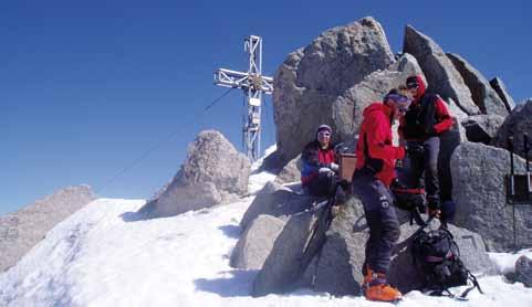 Für zweitägige Skitouren bieten die Greizer und die Berliner Hütte offene Winterräume an. Ausgangspunkt Greizer Hütte (2.