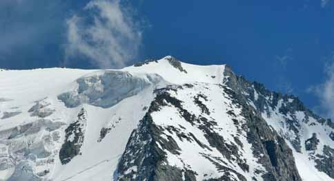 369 m) Von der Hütte quert man das Griesfeld bis zum Floitenkees. Der zerklüftete Gletscher wird links auf einem großen Gletscherbruch gequert.