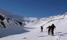 Das Skidepot befindet sich schließlich in 3.360 m Seehöhe. Der Anstieg über den Ostgrat zum Gipfel erfordert auf jeden Fall Trittsicherheit (1.671 HM, 5 h). Schrammacher (3.