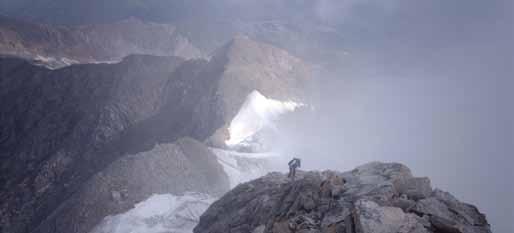Weiter auf dem Gletscher bis zum obersten Firnbecken der Sagwandspitze. Hier biegt man scharf links ab und erreicht über einen steilen Hang den Kamm.