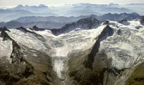 Informationen und sowie Buchung unter: www.naturpark-zillertal.at. Gletscherweg Berliner Hütte Die Berliner Hütte ist die älteste und wohl auch die außergewöhnlichste Hütte im Zillertal.