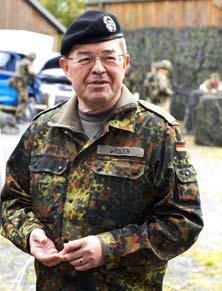 Editorial Kameradinnen und Kameraden, die Bundeswehr entwickelt sich im Zuge der Neuausrichtung rasant fort. Erste Zielstrukturen sind bereits eingenommen.