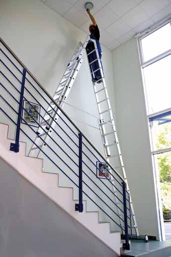1,10 m breiten nivello -Traversen, beidseitig mit rutschsicheren nivello -Leiterschuhen für extra sicheren Stand und hohe Arbeitssicherheit.